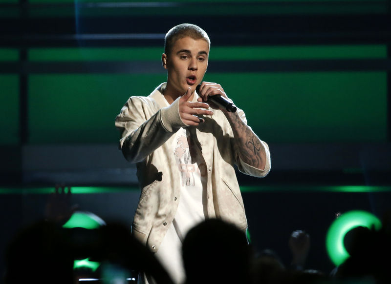 © Reuters. Imagen de archivo de Justin Bieber interpretando una canción en los Billboard Awards en Las Vegas