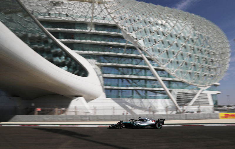 © Reuters. Foto del sábado del Mercedes de Lewis Hamilton durante la clasificación para el Gran Premio de Abu Dabi