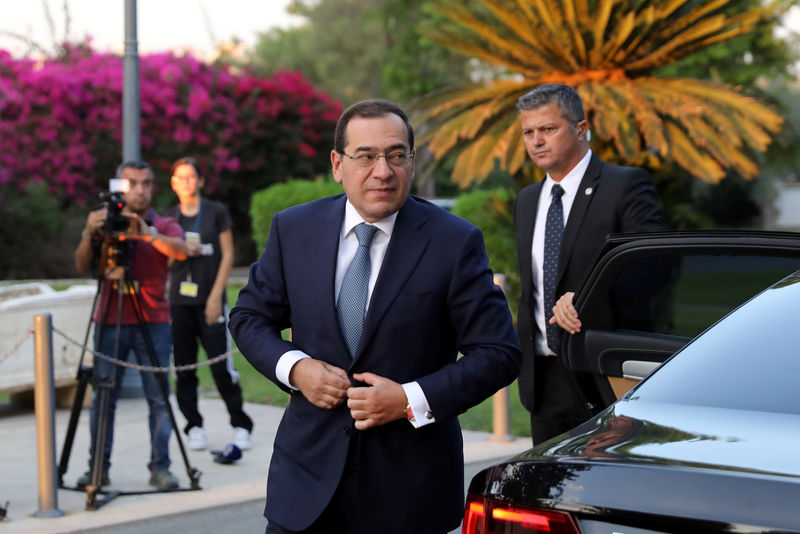 © Reuters. Tarek El Molla, Egypt's Minister of Petroleum and Mineral Resources, arrives for a meeting at the Presidential Palace in Nicosia