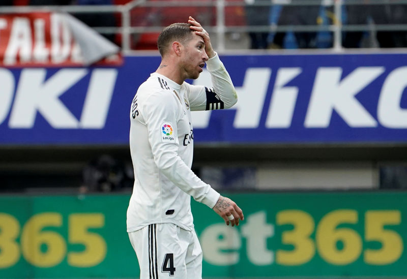 © Reuters. Foto del sábado del defensor del Real Madrid Sergio Ramos tras la derrota ante Eibar