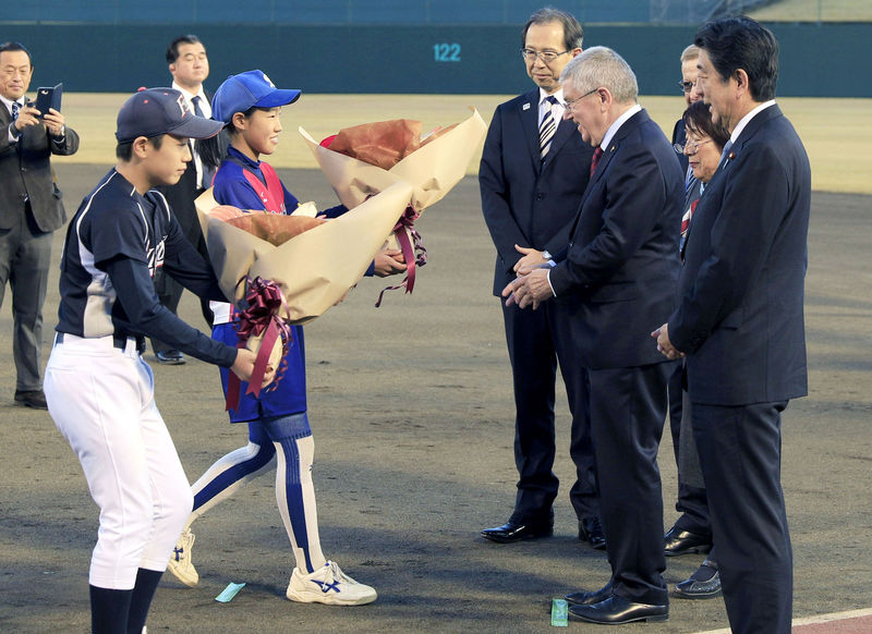 © Reuters. Foto del sábado del presidente del COI, Thomas Bach, junto al primer ministro de Japón, Shinzo Abe, en un acto en el Azuma Baseball Stadium de Fukushima