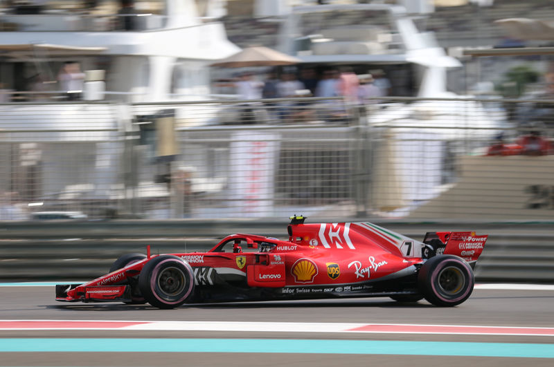 © Reuters. Foto del sábado de la Ferrari de Kimi Raikkonen durante la clasificación para el Gran Premio de Abu Dabi