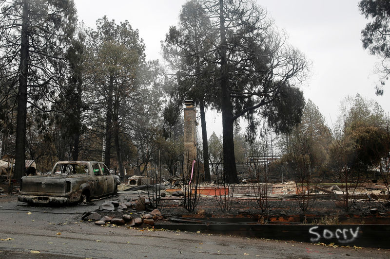 © Reuters. تكثيف جهود البحث عن رفات ضحايا حرائق كاليفورنيا بعد توقف المطر