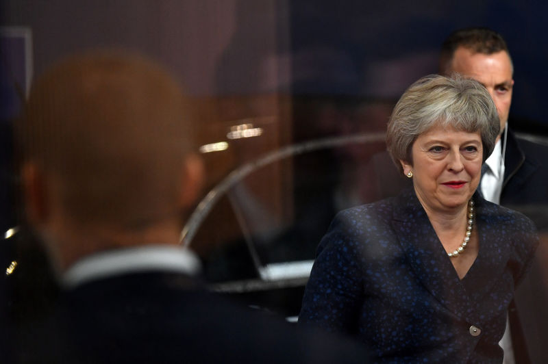 © Reuters. Salven nuestro Brexit: May pide apoyo a los británicos en una carta a la nación