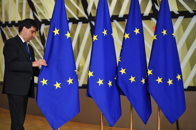 © Reuters. Los líderes de la UE entregan este domingo a May el plan para el Brexit