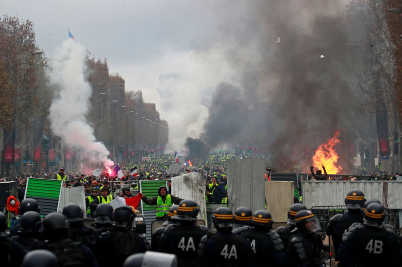 © Reuters. LES "GILETS JAUNES" ÉTAIENT 106.000 SAMEDI EN FRANCE