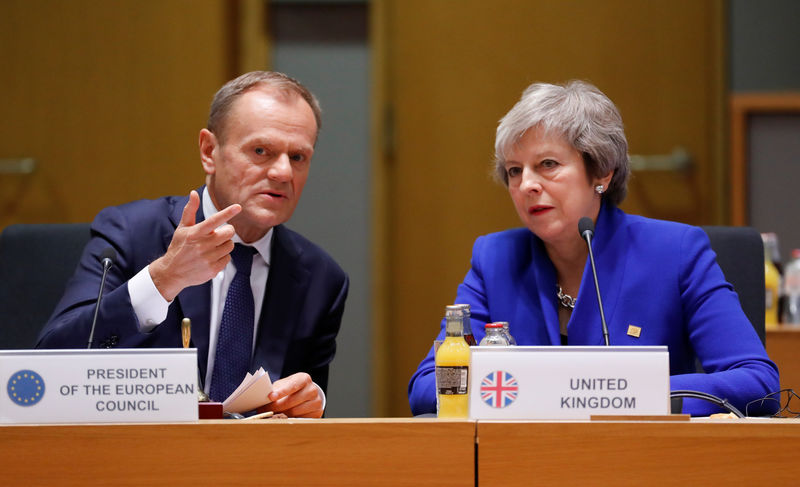 © Reuters. زعماء الاتحاد الأوروبي يقرون اتفاق خروج بريطانيا