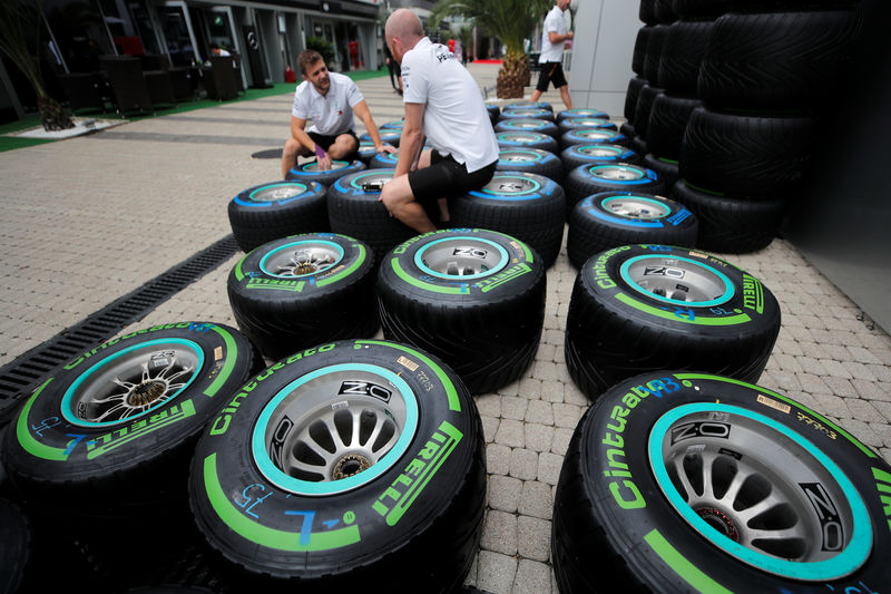 © Reuters. Foto de archivo de un grupo de mecánicos sentados en neumáticos de Pirelli durante el Gran Premio de Rusia