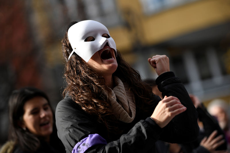 © Reuters. Miles de personas protestan en España por la violencia contra las mujeres