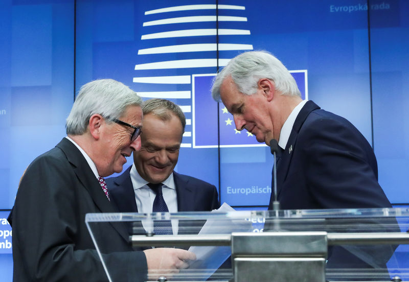 © Reuters. La UE sella el "mejor acuerdo posible" para el Brexit, insta a los británicos a respaldar a May