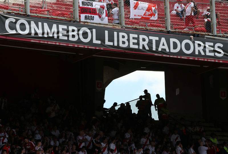 © Reuters. Foto de archivo: Vista general dentro del recinto antes del partido entre River Plate y Boca Juniors por la final de la Copa Libertadores que se disputaría en el Estadio Antonio Vespucio Liberti, Buenos Aires, Argentina