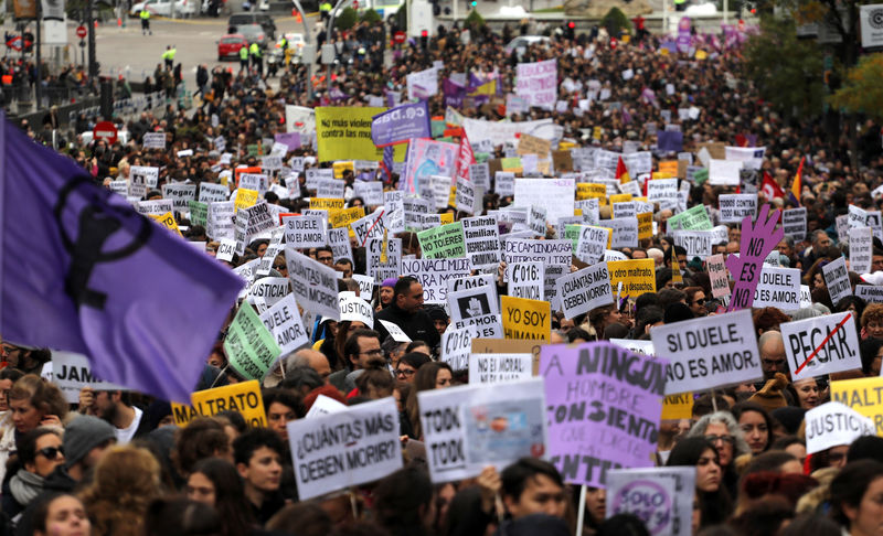 © Reuters. عشرات الآلاف يخرجون في مسيرات بالمدن الإسبانية لنبذ العنف ضد المرأة