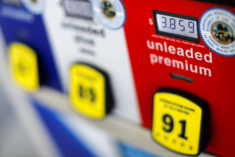 © Reuters. FILE PHOTO: The current price of gasoline is shown on a gas pump at an Arco gas station in San Diego