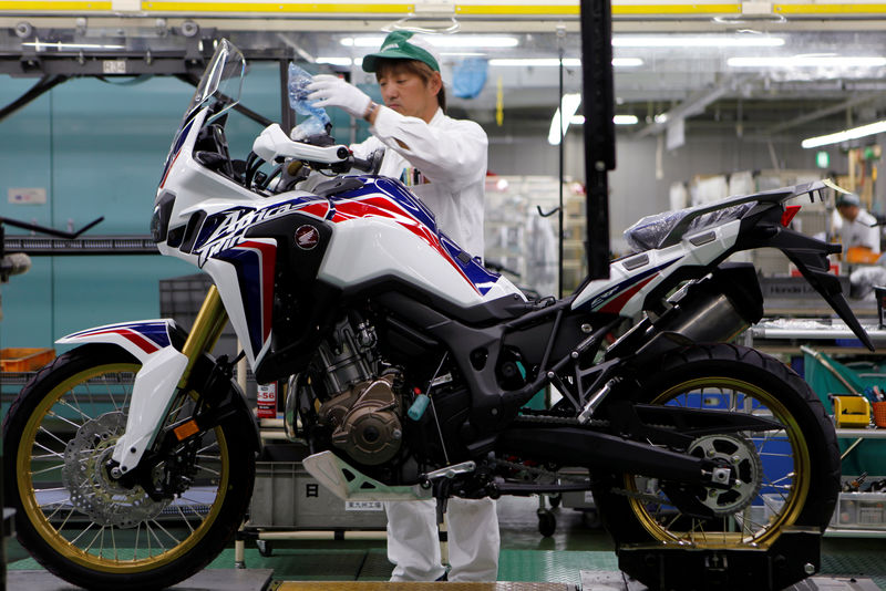 © Reuters. FILE PHOTO - A worker is seen at an assembly line of Honda Motor Co.'s motorcycles at Honda's Kumamoto factory in Ozu town