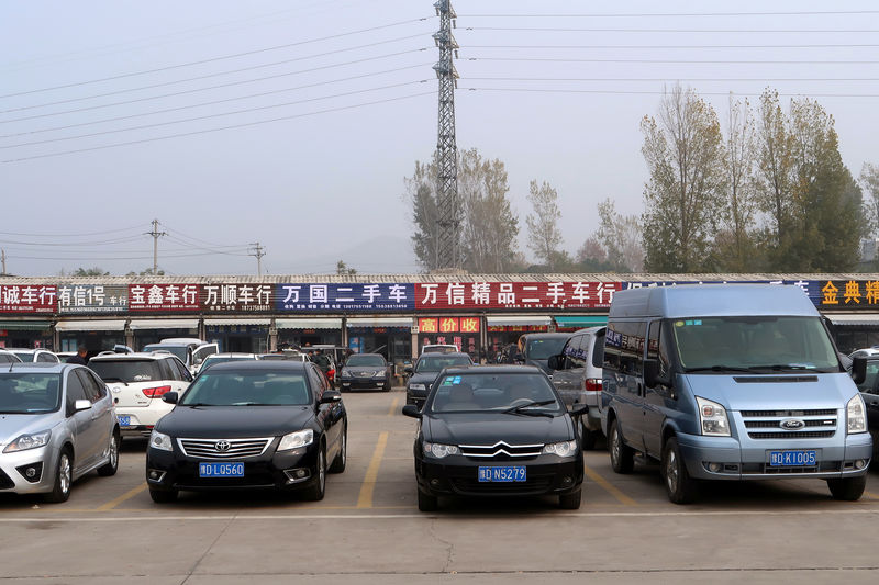 © Reuters. Used cars are seen at a second-hand car market in Pingdingshan, Henan