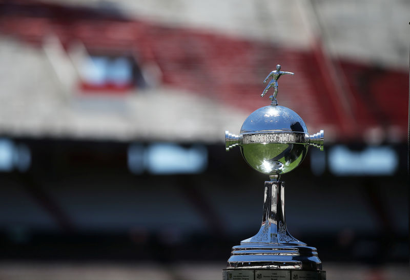 © Reuters. Conmebol suspende la final de la Copa Libertadores entre Boca y River