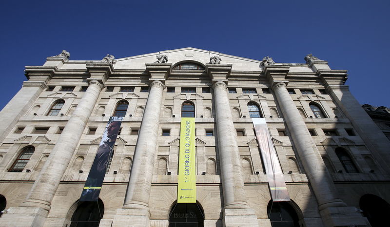 © Reuters. FILE PHOTO:  The Milan's stock exchange building is seen during the opening of the initial public offering of the Poste Italiane in downtown Milan