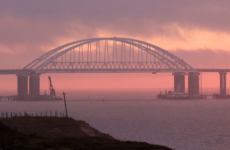 © Reuters. Ponte sobre o Estreito de Kerch, que liga a Rússia continental com a península da Crimeia