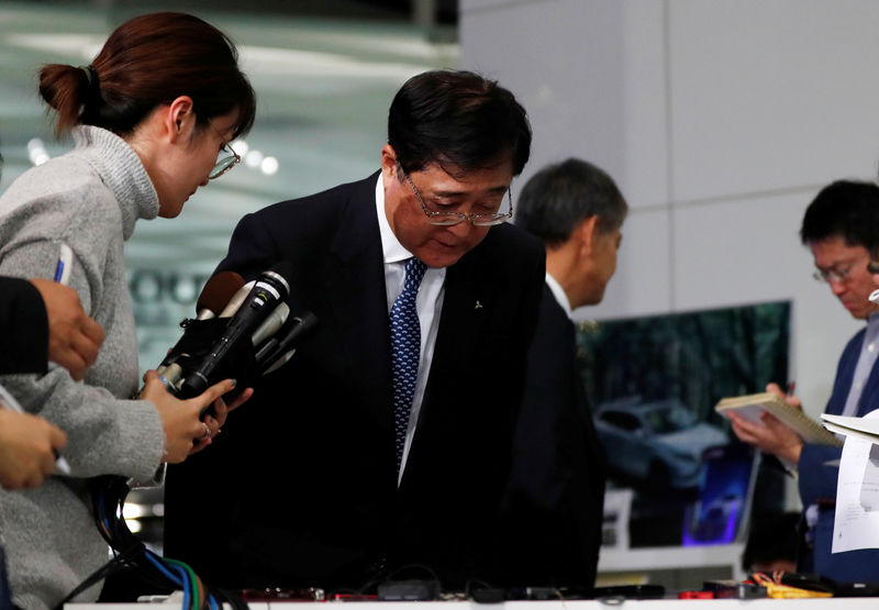 © Reuters. Mitsubishi Motors Corp's President and CEO Masuko bows as he speaks to the media after the company's board meeting at a showroom of the company's headquarters in Tokyo