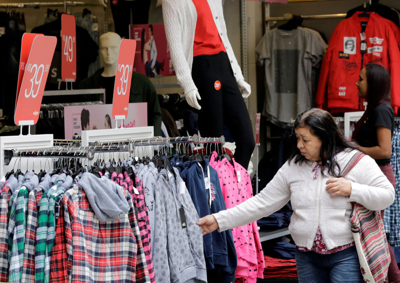 © Reuters. Consumidora em loja de roupas em São Paulo