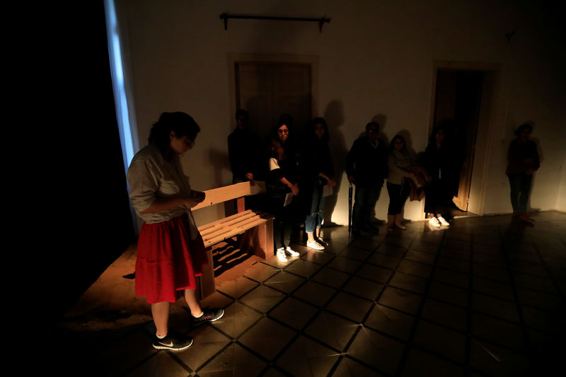 © Reuters. una obra de teatro en Beirut, el público evoca historias de supervivientes de violación