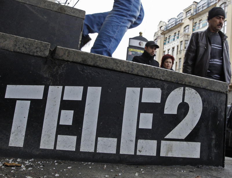 © Reuters. FILE PHOTO: People pass by a Tele2 company's sales office in St. Petersburg