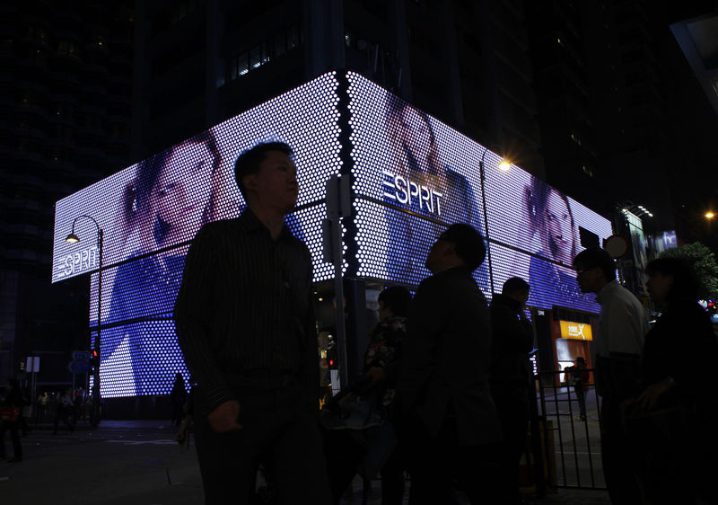 © Reuters. Passers-by walk past Esprit's flagship store at Tsim Sha Tsui shopping district in Hong Kong