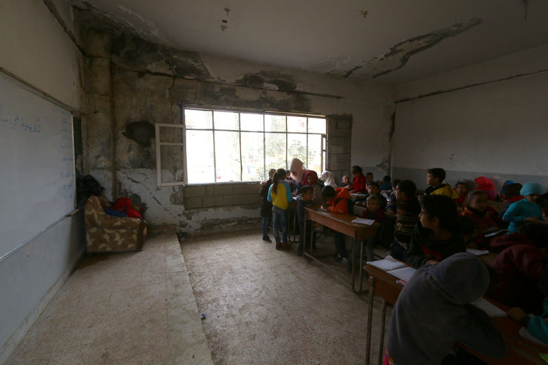 © Reuters. بسبب عدم توافر مساعدات تذكر .. الرقة السورية تواجه صعوبة في إعادة فتح المدارس