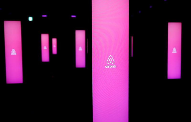 © Reuters. Logo da Airbnb em evento da empresa