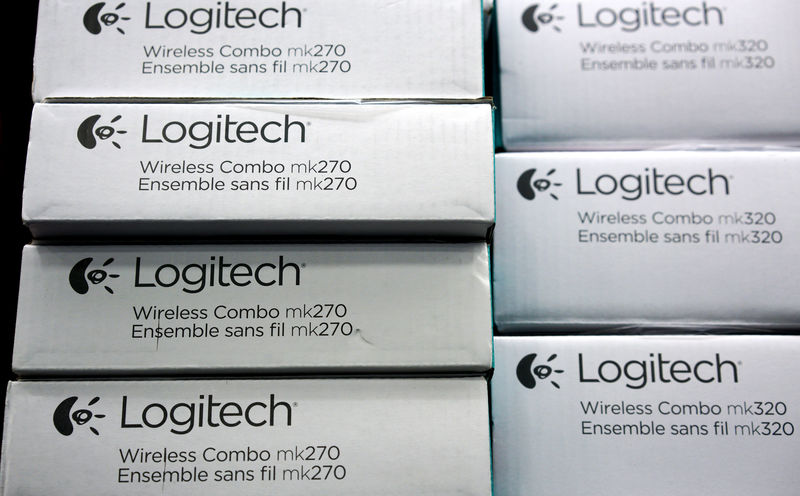 © Reuters. Logo da Logitech em pacote de teclados para computador