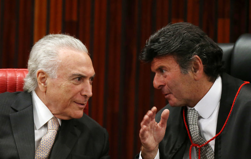 © Reuters. Presidente Michel Temer e ministro Luiz Fux durante cerimônia no Tribunal Superior Eleitoral