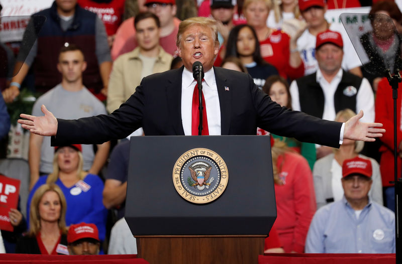 © Reuters. U.S. President Trump addresses supporters during a Make America Great Again rally in Biloxi