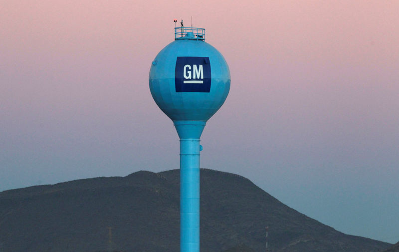 © Reuters. The GM logo is seen at the General Motors Assembly Plant in Ramos Arispe