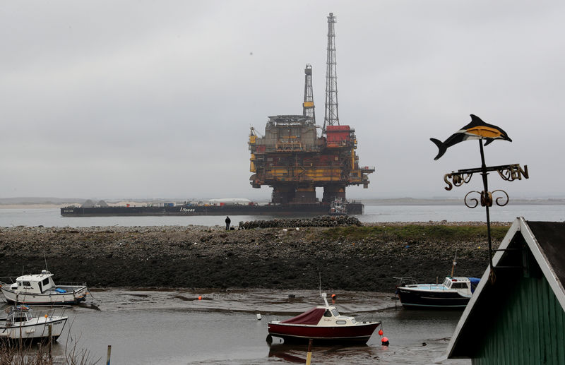 © Reuters. FILE PHOTO: FILE PHOTO: Shell's Brent Delta oil platform is towed into Hartlepool