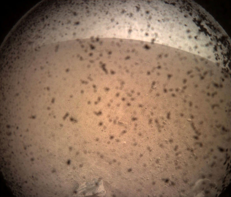 © Reuters. El vehículo espacial InSight de la NASA registró esta imagen en el área de aterrizaje del módulo utilizando su Cámara de Contexto de Instrumentos (ICC) en Marte