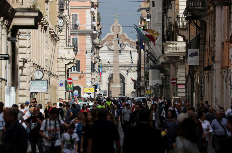 © Reuters. Italia mantiene sus objetivos para 2019 por ahora, antes de un análisis de costes