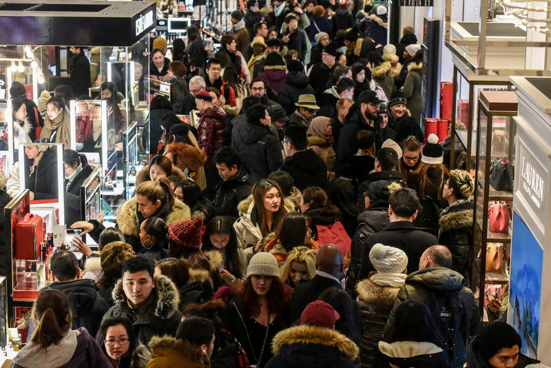 © Reuters. A large crowd of people shop during a Black Friday sales event at Macy's flagship store in New York City