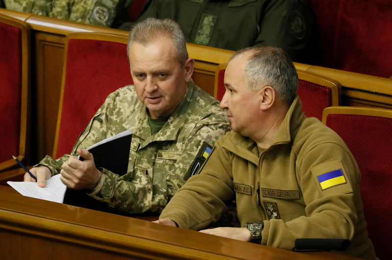 © Reuters. FILE PHOTO: Head of Security Service of Ukraine, Vasyl Hrytsak (R) and Chief of the General Staff of Ukraine's armed forces, Viktor Muzhenko attend a parliament session in Kiev