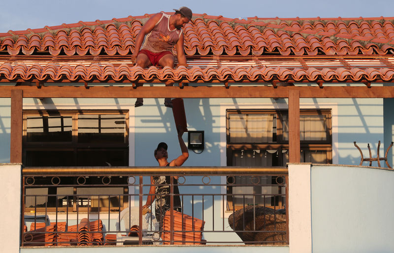 © Reuters. Fucionários trabalham em obra no Rio de Janeiro