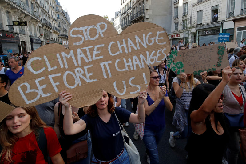 © Reuters. FILE PHOTO: Protesters march to urge politicians to act against climate change in Paris