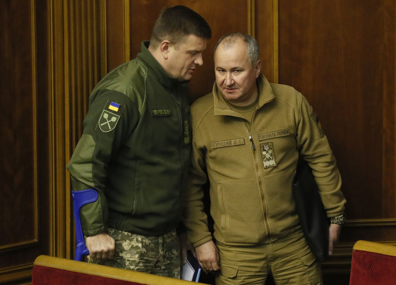 © Reuters. Chefe dos Serviços de Inteligência da Ucrânia, Vasyl Hrytsak, e chefe da Diretoria de Inteligência do Ministério da Defesa, Vasyl Burba, comparecem a sessão do Parlamento, em Kiev