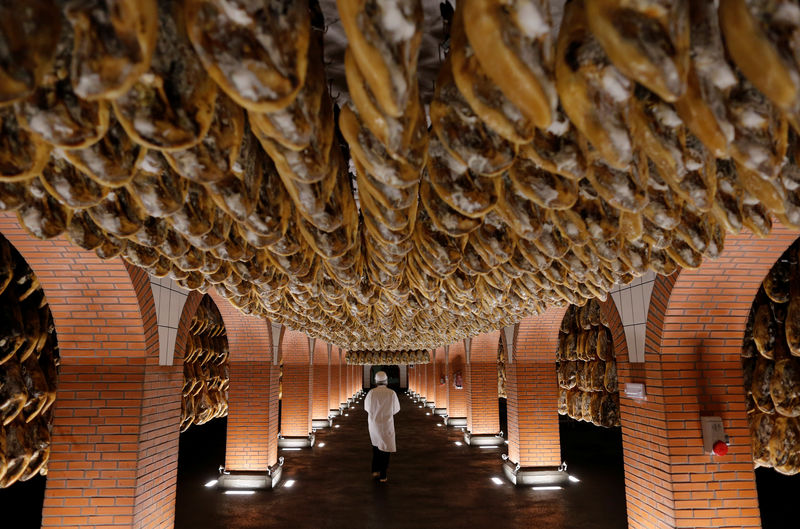© Reuters. España firma un acuerdo para exportar jamón ibérico a China