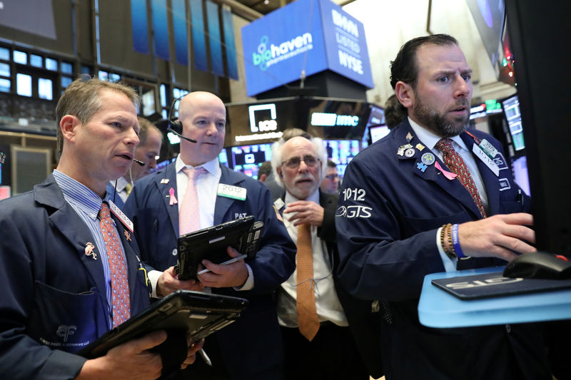 © Reuters. Traders work on the floor of the NYSE in New York