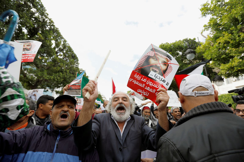 © Reuters. مئات التونسيين يحتجون على زيارة ولي العهد السعودي