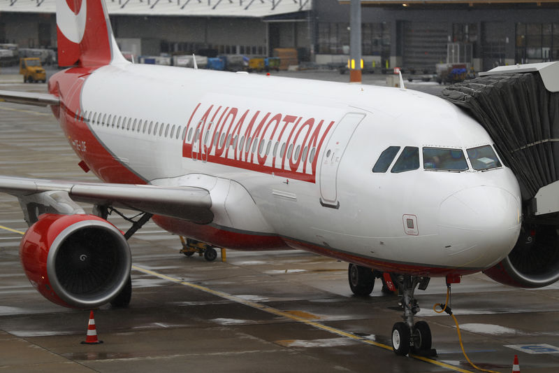 © Reuters. A Laudamotion Airbus A320 plane is seen at the airport in Vienna