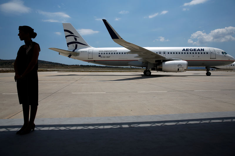 © Reuters. FILE PHOTO: An Airbus A320 is seen at Eleftherios Venizelos airport, during the official signing of purchase agreement with Airbus in Athens