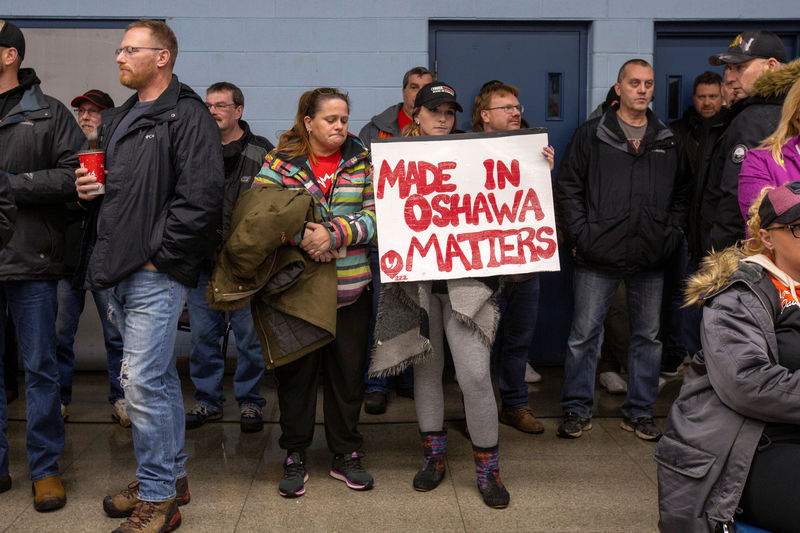 © Reuters. GM workers gather for a meeting at UNIFOR Local 222 near the General Motors' assembly plant in Oshawa