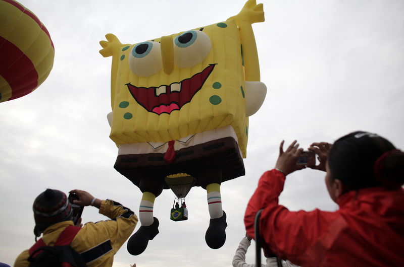 © Reuters. Balão do personagem Bob Esponja em festival de León, no México