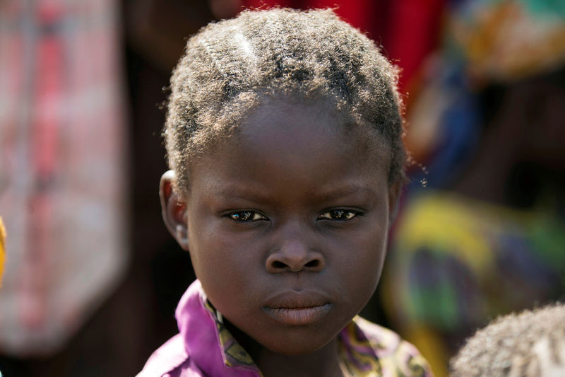 © Reuters. FILE PHOTO: Girl stands in line for food aid distribution in the village of Makunzi Wali, Central African Republic