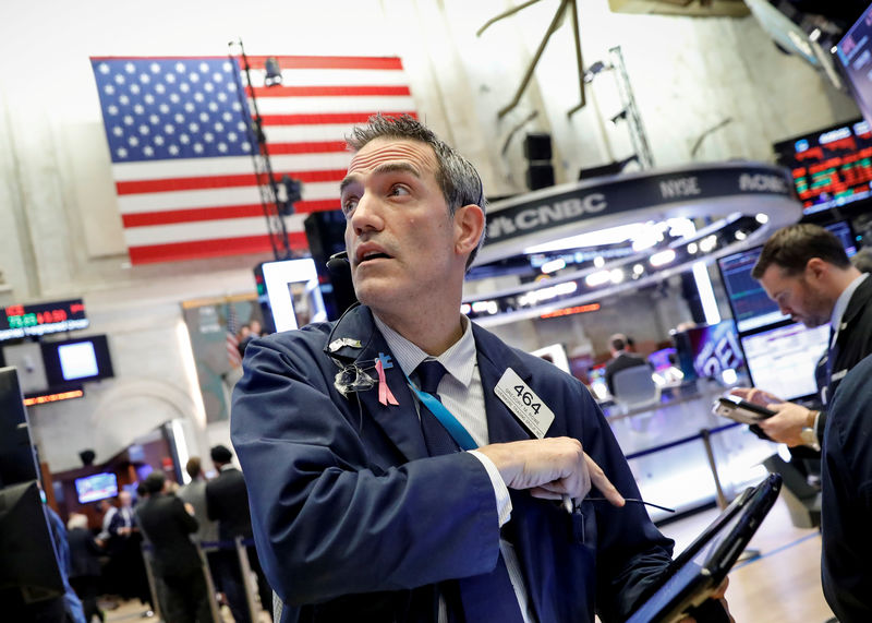 © Reuters. FILE PHOTO: Traders work on the floor of the NYSE in New York